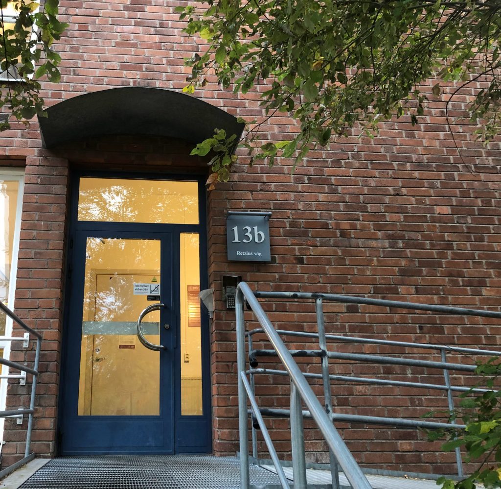 The entrance showing stairs to a door that reads "13b Retzius Väg"