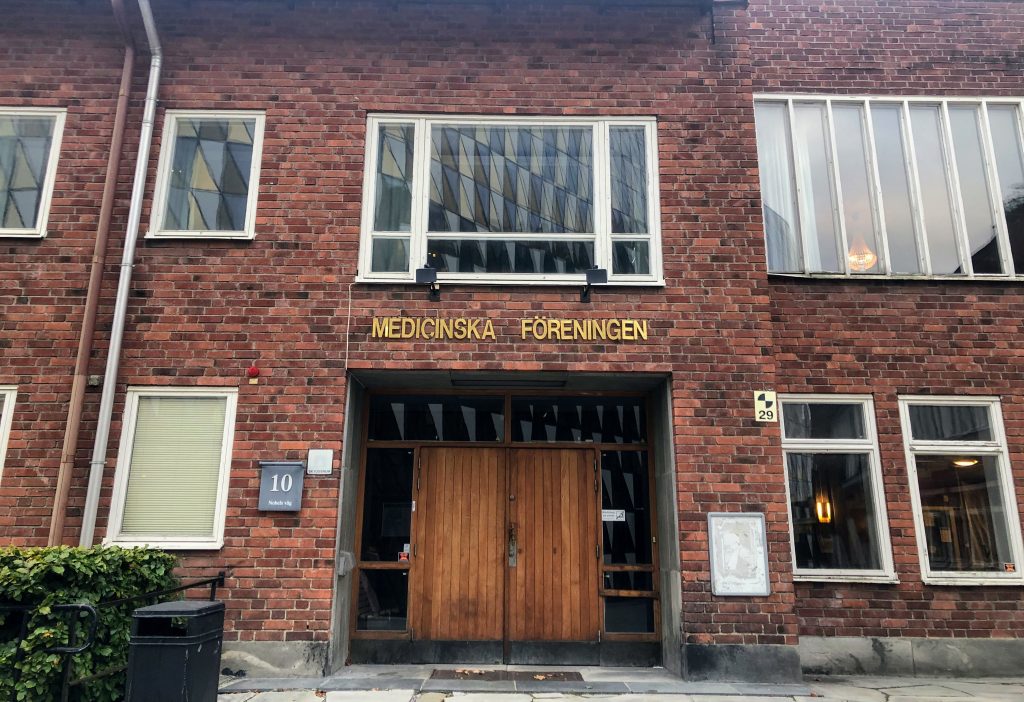 The entrance to a red brik building that says Medicinska Föreningen.