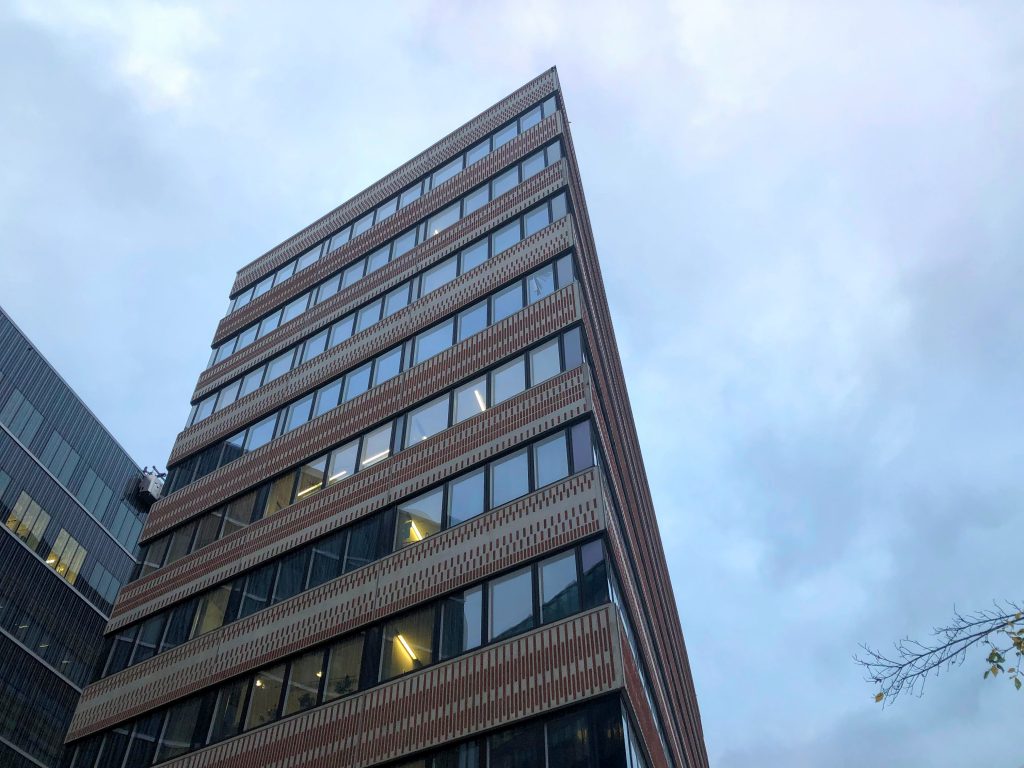 A view of Widerströmska Huset from Solnavägen. The building rises up.