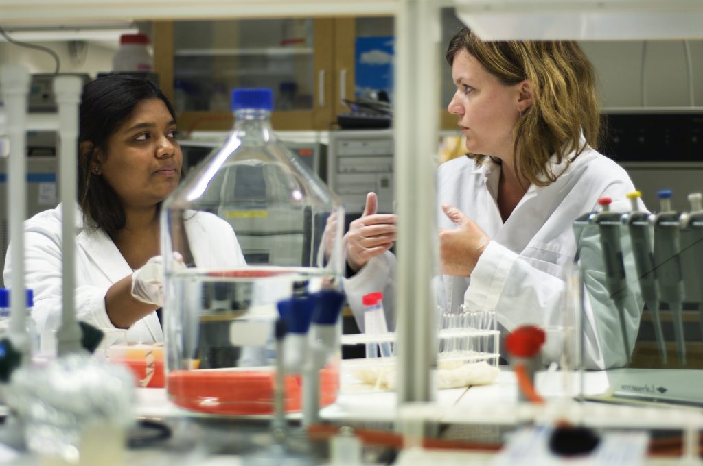 Two female scientist in the lab.