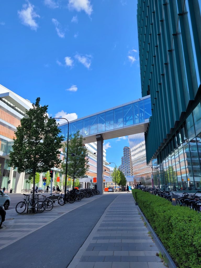 Heading towards the immunology laboratories; the overhead bridge made up of steel and glass connects Biomedicum with Bioclinicum; Credits: Vlad Popescu