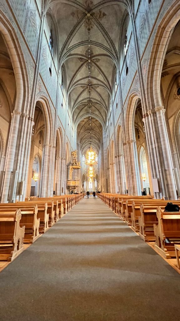 A picture of the interior of the Uppsala Cathedral, showing its nave, aisles, and vaulted ceiling.