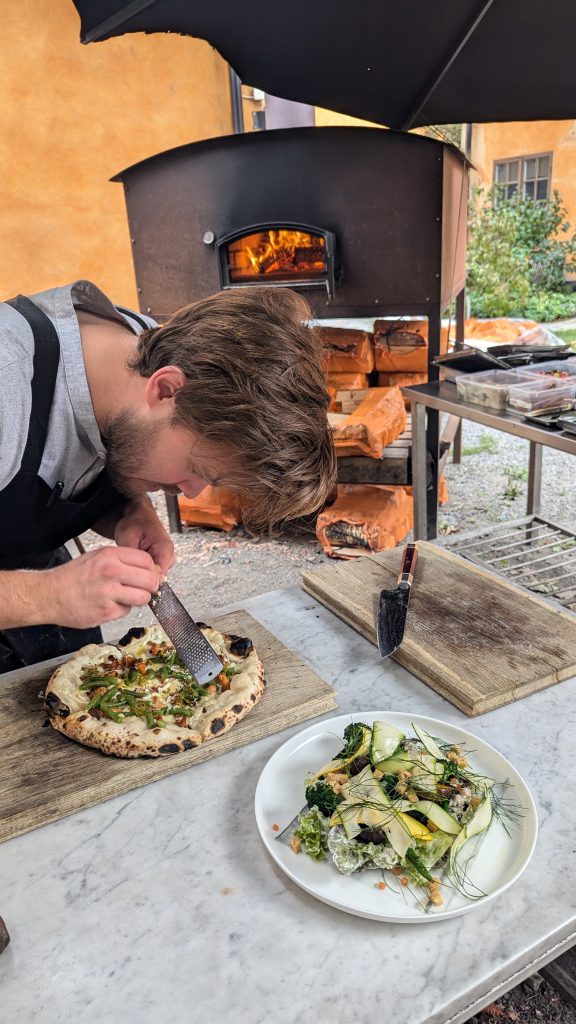 Pizza & Sommersalad. Photo Credit: Tade Idowu