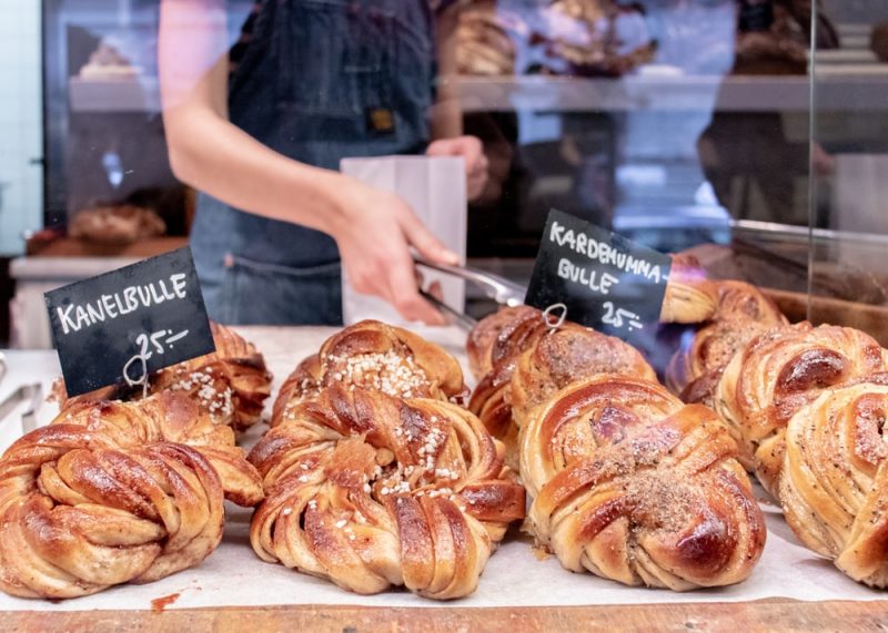 A window front with Swedish pastries - Kanelbulle (cinannomon buns) and Kardemummabulle (cardamom buns).