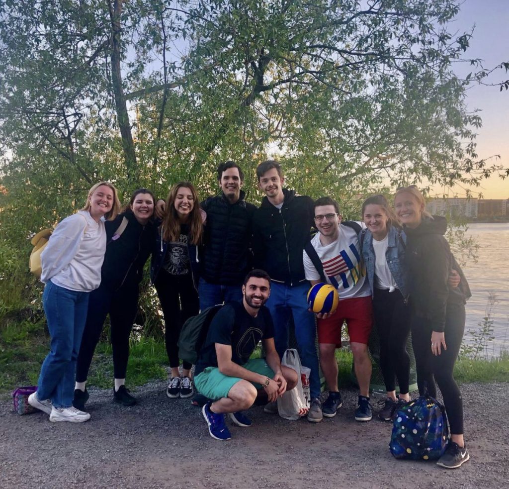 Friends in front of the water at Tantolunden park