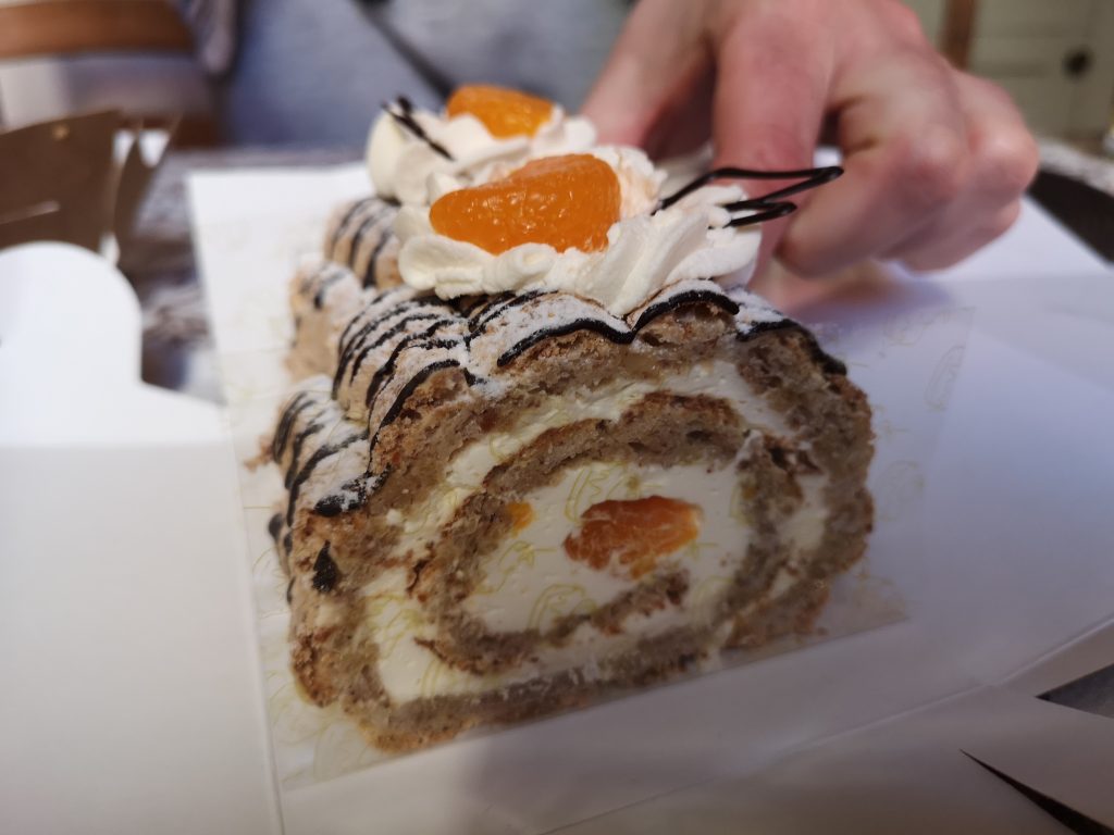Budapestrulle - meringue, cream, orange rolled