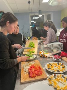 GH students bonds at the Thai cooking class