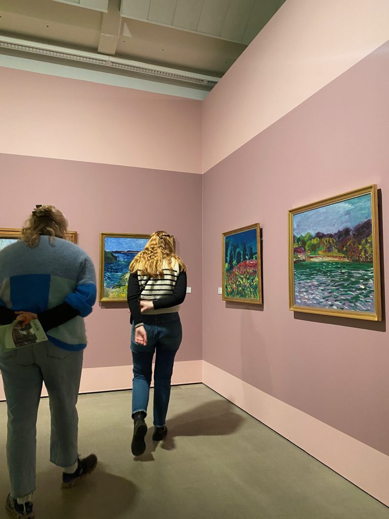 A photo of two girls in an art gallery