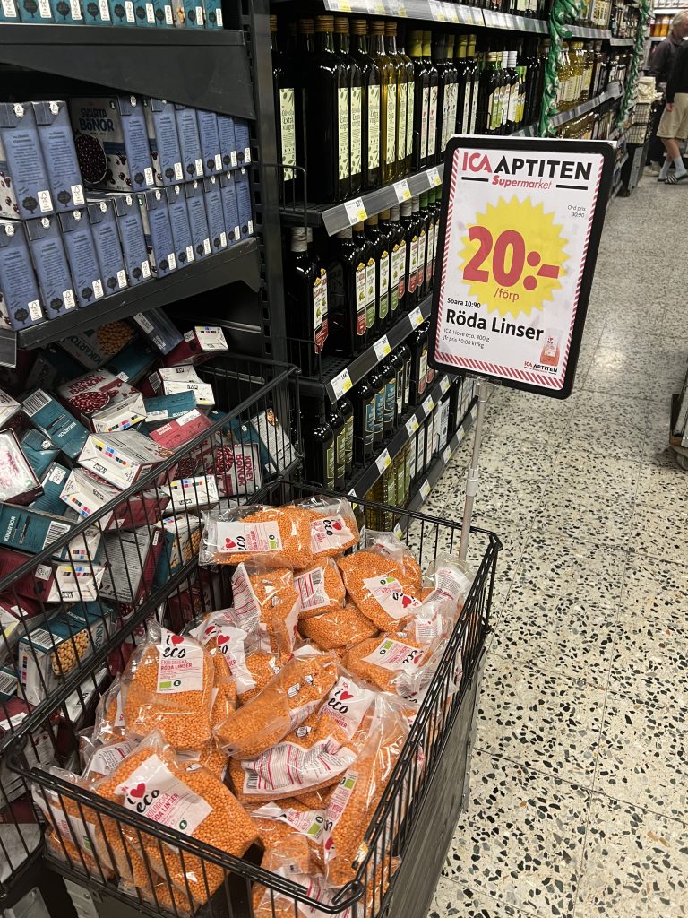 Picture of shelves filled with bottles of oil in a grocery store