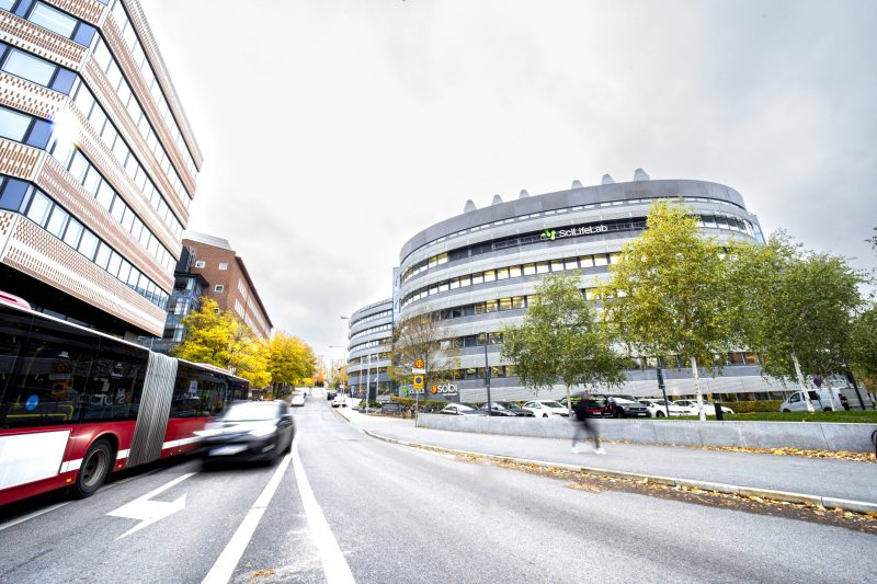A streetview of KI on the left and the Sclilifelab building on the right
