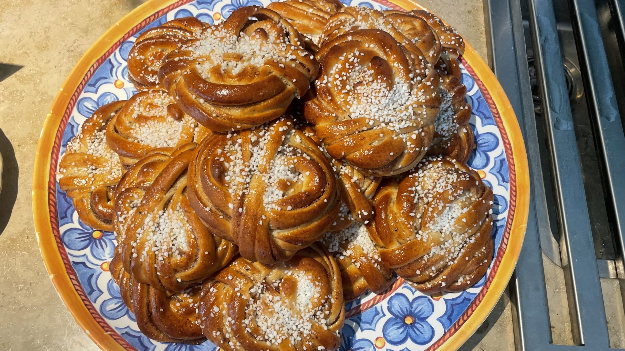 A plate with many kanelbullar.